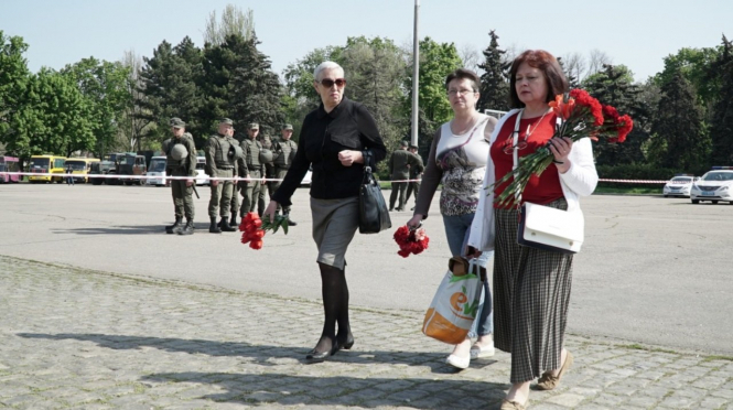 От 500 до 1000 человек принимают участие в поминальной акции на Куликовом поле в Одессе во вторник, 2 мая. 