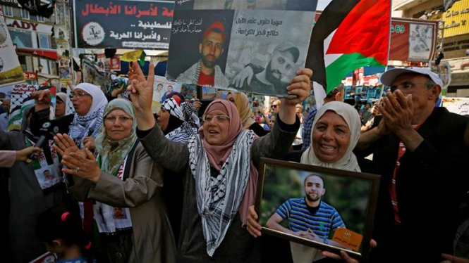 Заключенные в израильских тюрьмах палестинцы прекратили голодовку после достижения договоренностей с администрацией пенитенциарной службы. 