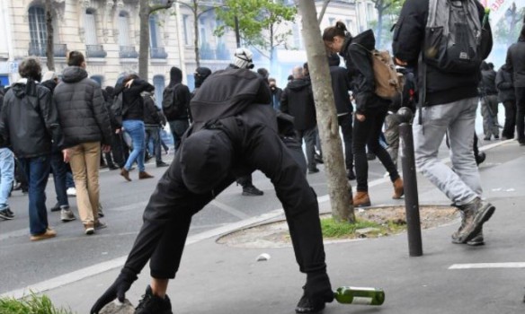 В Париже начались столкновения между полицией и участниками первомайских демонстраций. 