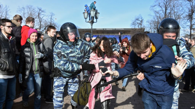 Уполномоченный по правам человека в России Татьяна Москалькова одобрила инициативу спикера Совета Федерации Валентины Матвиенко о запрете на участие несовершеннолетних в акциях протеста. 