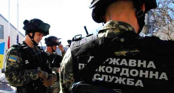 В воскресенье Государственная пограничная служба не пропустила в Украине и запретила въезд на 3 года еще двум российским журналистам, которые без разрешения посещали оккупирован Крым. 