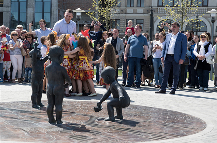 Мэр Киева Виталий Кличко открыл после реконструкции наземную пешеходную часть Почтовой площади, где также установлена скульптурная композиция, которая символизирует основателей столицы. 