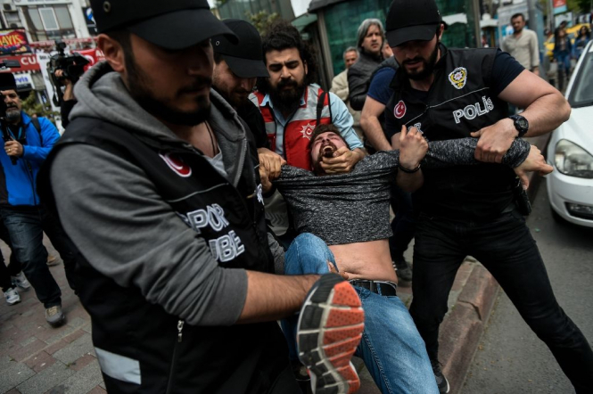 Полиция Стамбула применила слезоточивый газ для разгона демонстрантов, которые хотели отпраздновать Первомай на площади Таксим. 