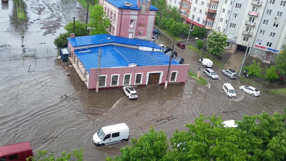 21 мая из-за мощного ливня затопило улицы Львова. 