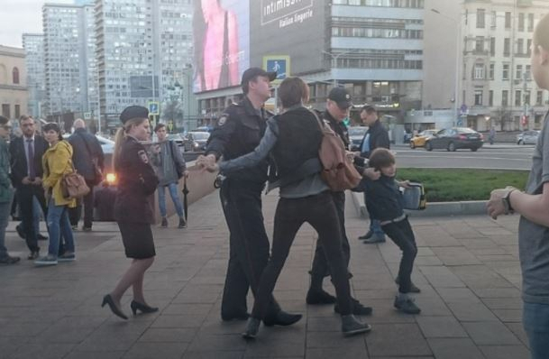 Московская полиция составила протокол по статье о неповиновении законному требованию сотрудника правоохранительных органов против мачехи мальчика, которого задержали, вечером 26 мая с подозрением в нищенстве. 
