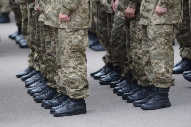 В Тернополе из областного военкомата пытался убежать военнослужащий срочной службы, но сорвался с пятого этажа казармы и получил тяжелые травмы. 