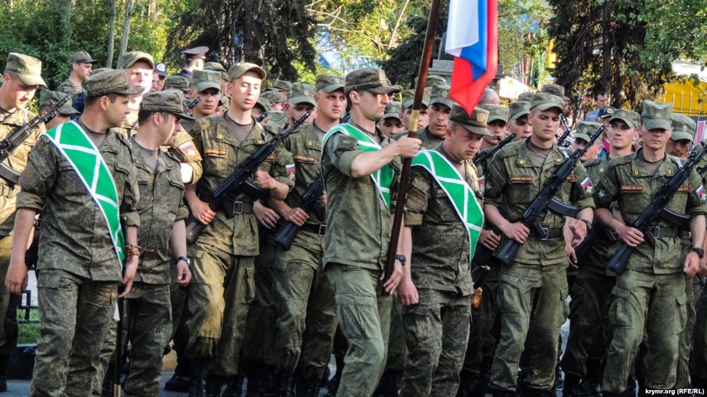 В Керчи 9 мая пройдет военный парад, которым будет командовать подполковник Александр Саенко, который ранее был командиром 501 Отдельного батальона морской пехоты ВМС Украины, а после оккупации Крыма Россией изменил своей присяге. 