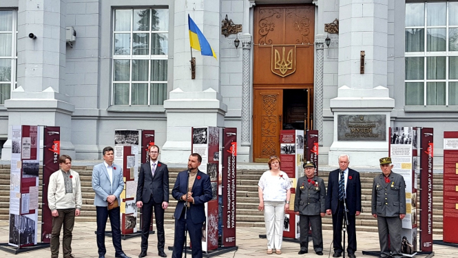 Фотодокументальную выставку о антинацистскую борьбу Украинской повстанческой армии "УПА - ответ непокорного народа" открыт 8 мая в Киеве. 