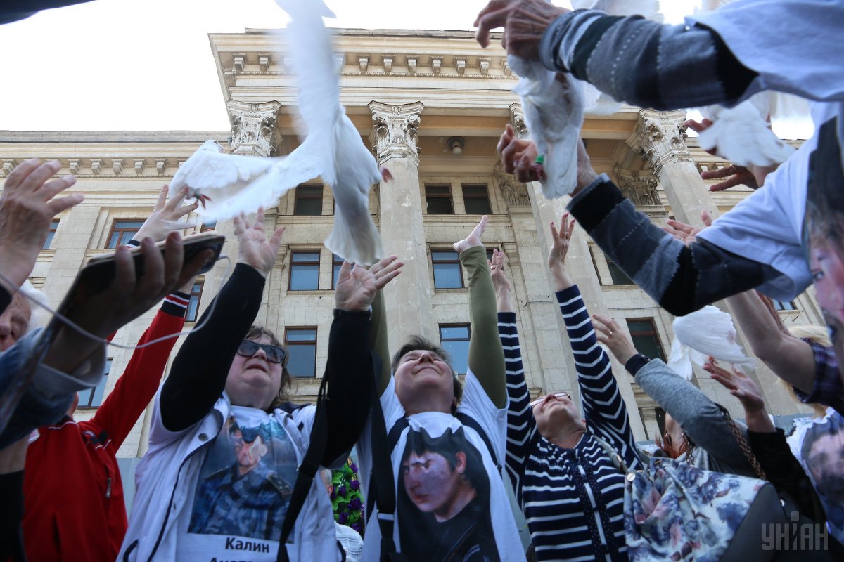 Одесситы третий год вспоминают жертв трагедии 2 мая 2014 года. В городе состоялись три митинга, участие в которых приняли тысячи горожан. 