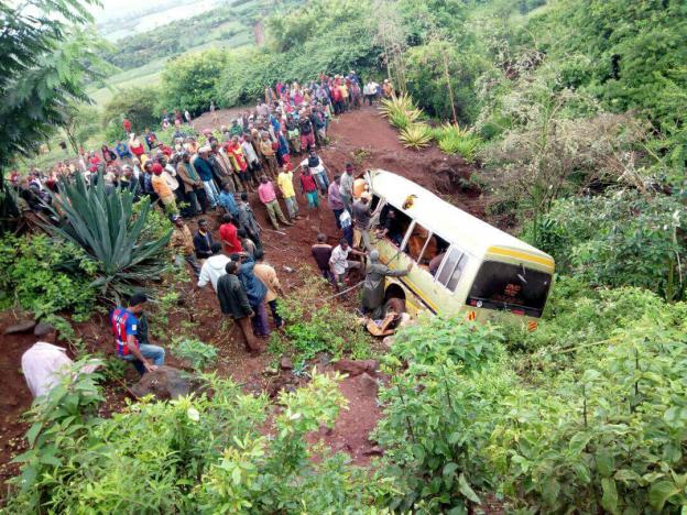 В Танзании, в области Аруша, школьный автобус попал в аварию, в результате чего погибли 35 человек. 