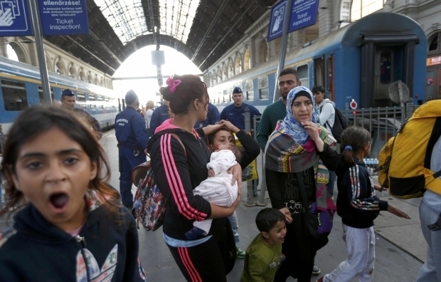 Европейский Союз назвал июнь крайним сроком для Польши, Австрии и Венгрии, до которого они должны начать принимать свою квоту мигрантов из Италии и Греции. 