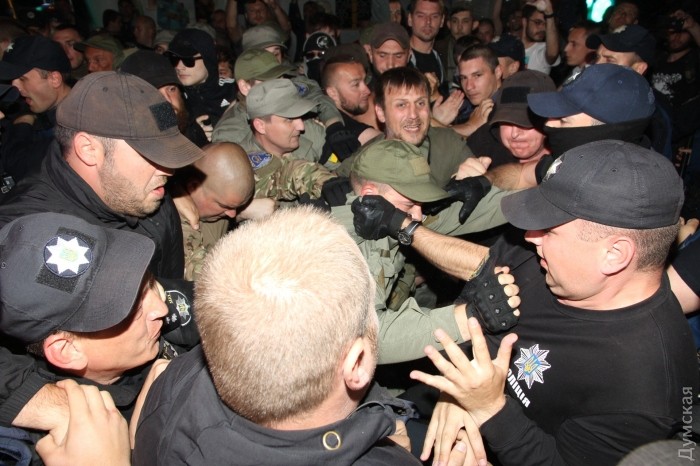 В Одессе 28 мая активисты пытались блокировать выступление певицы Светланы Лободы в клубе "Ибица". 