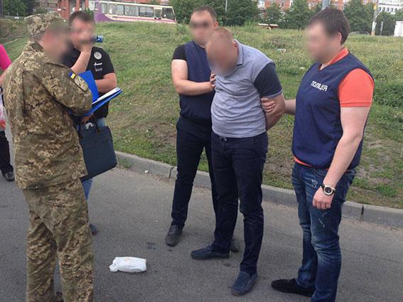 В Киевской области задержали чиновника Госгеокадастра и землеустроителя сельсовета во время получения взятки. 