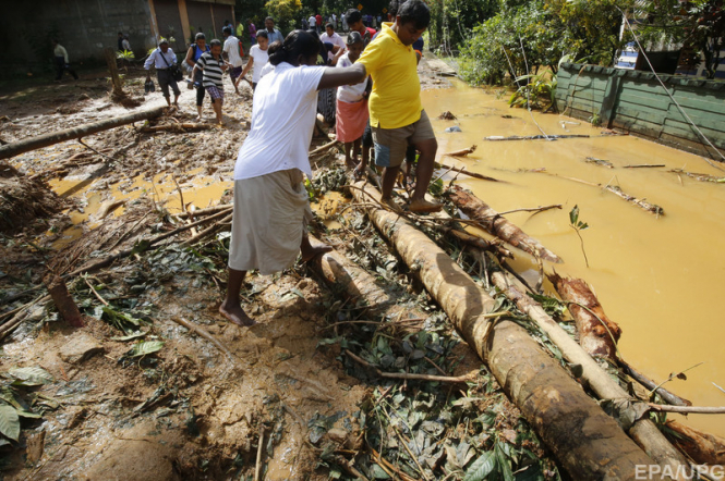 На Шри-Ланке в результате наводнения и оползней количество погибших приближается к полутора сотни человек. 