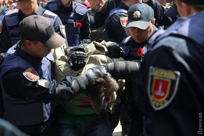 День Победы в Одессе начался с официального возложения венков к Вечному огню. Присутствовали губернатор Максим Степанов, мэр Геннадий Труханов, нардепы Николай Скорик и Сергей Кивалов. 