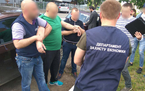 В Черновицкой области сотрудники полиции задержали председателя одного из сельсоветов при получении взятки, 