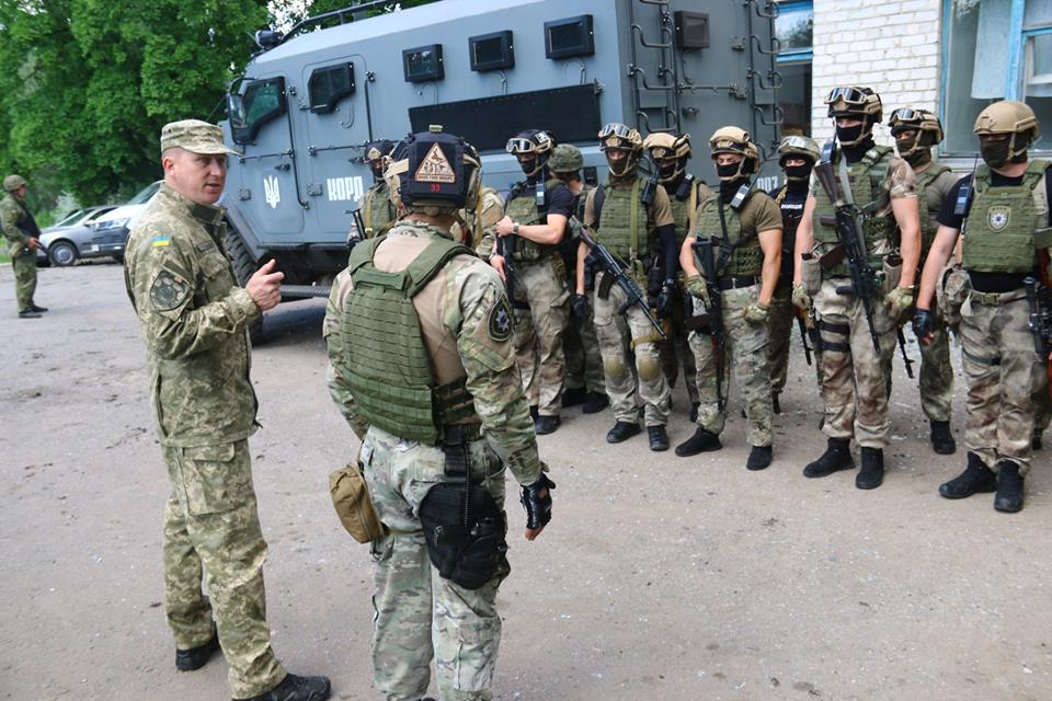 В Красногоровку для охраны порядка и оказания помощи гражданам направлено спецподразделение полиции КОРД. 