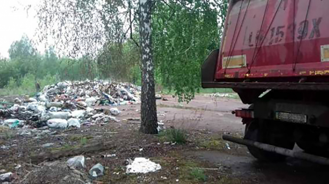 Полиция обнаружила незаконно выгружено мусора из Львова на территории бывшего детского лагеря в Киевской области. 
