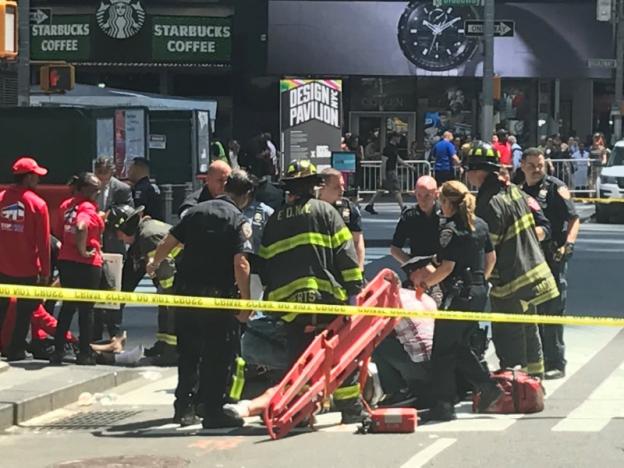 В Нью-Йорке легковой автомобиль врезался в прохожих на тротуаре на Таймс-сквер в центре города, один человек погиб. 