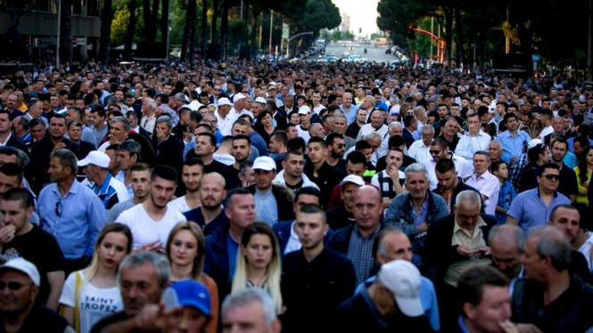 В Албании после участия в оппозиционном митинге 76 человек обратились за медицинской помощью с жалобами на признаки отравления. 