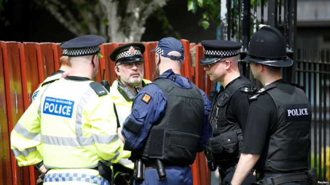 Британская полиция сообщила, что арестовала в воскресенье, 28 мая, 25-летний мужчина и провела обыск в связи с терактом на концерте в Манчестере. В настоящее время задержаны уже 14 человек. 