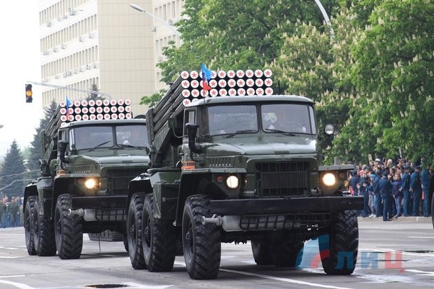 Боевики "ДНР" и "ЛНР" во вторник, 9 мая, провели парады в оккупированных ими Донецке и Луганске, несмотря на то, что наличие тяжелого вооружения в этих городах является нарушением Минских соглашений. 