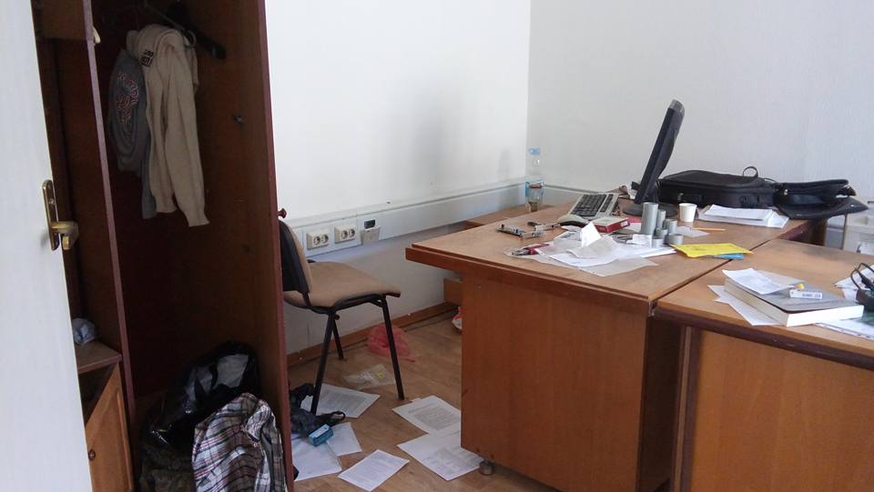 В ОУН показали фото разгромленного офиса в Киеве после столкновений 9 мая. 