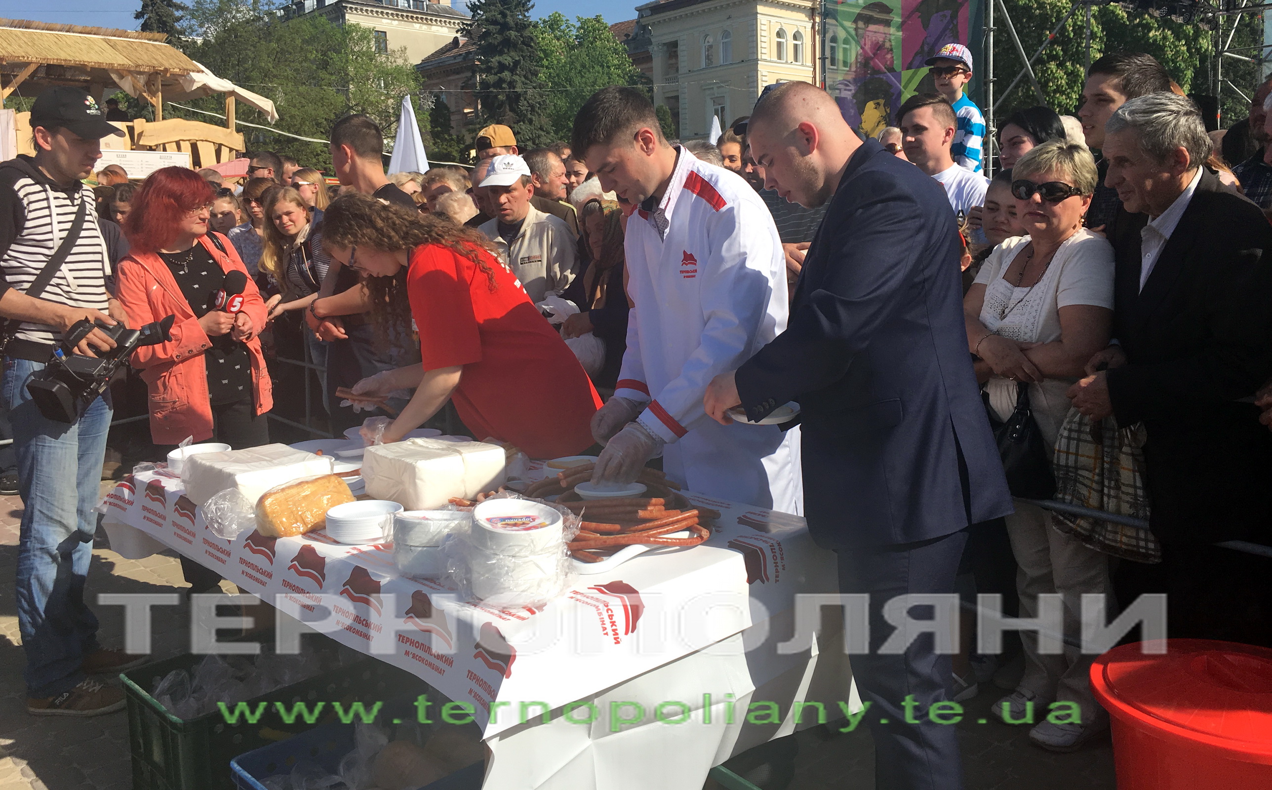 Охотничье колбасу длиной 547 м 8 см из высококачественной свинины приготовили на Театральной площади в Тернополе. 
