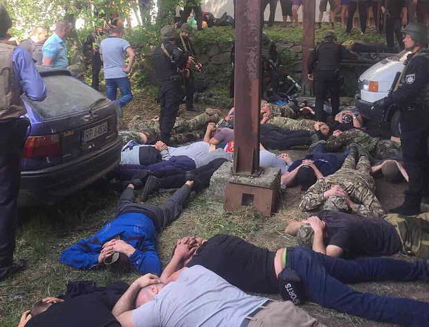 Полицейский спецназ в среду, 31 мая, задержал 42 человек с оружием на ферме в Винницкой области. 