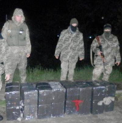 Пограничники Мукачевского отряда на границе с Румынией задержали ночью украинца в гидрокостюме, который пытался переместить в Румынию через реку Тиса 8 ящиков сигарет. 