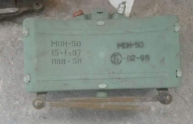Сотрудники Службы безопасности Украины обнаружили две мины российского производства, установленные вблизи одной из воинских частей в районе проведения АТО. 