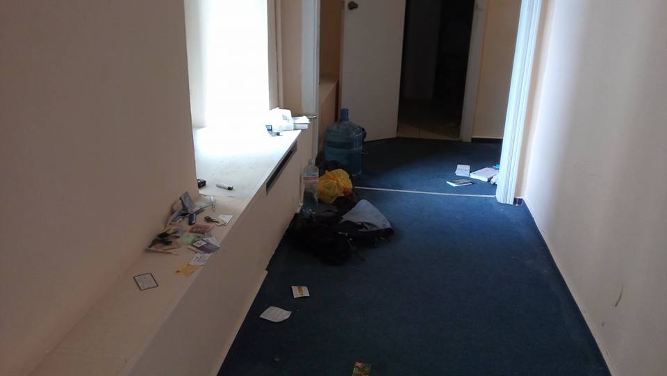 В ОУН показали фото разгромленного офиса в Киеве после столкновений 9 мая. 
