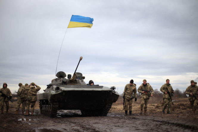 С начала суток украинская сторона зафиксировала 32 обстрела позиций ВСУ в зоне АТО. Один военнослужащий погиб, еще один украинский защитник получил ранения. 