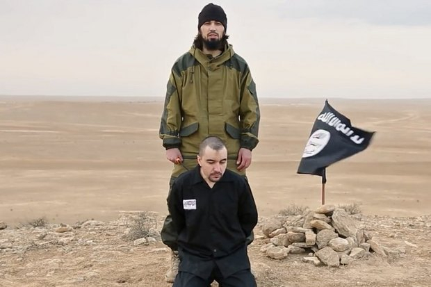 Боевики "Исламского государства" выпустили ролик, на котором показывают обезглавливание российского офицера разведки, захваченного в Сирии. 
