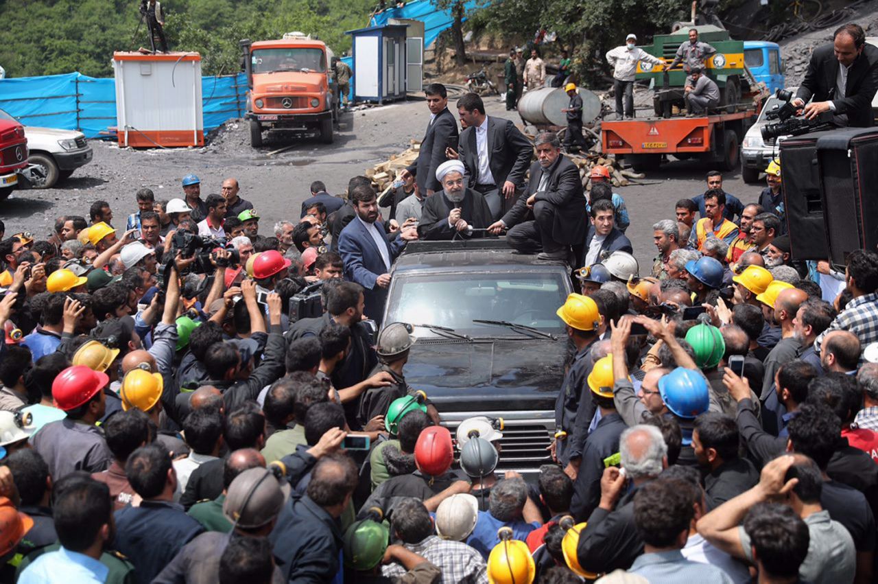 На автомобиль президента Ирана Хассана Рухани напали возмущены шахтеры после того, как глава государства приехал к месту аварии на шахте, унесшей жизни 35 горняков. 