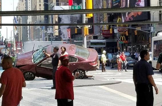 В Нью-Йорке легковой автомобиль врезался в прохожих на тротуаре на Таймс-сквер в центре города, один человек погиб. 