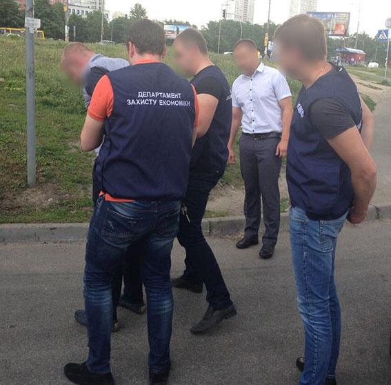 В Киевской области задержали чиновника Госгеокадастра и землеустроителя сельсовета во время получения взятки. 