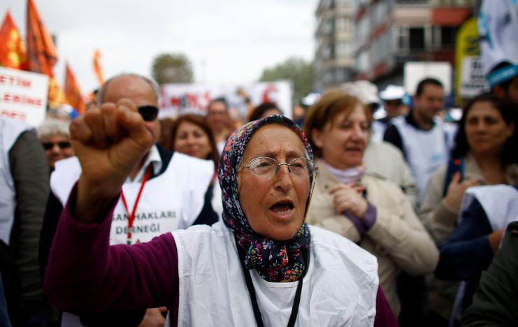 Турецкие спецназовцы задержали по меньшей мере 207 человек во время первомайских демонстраций, которые переросли в столкновения с полицией в Стамбуле. 