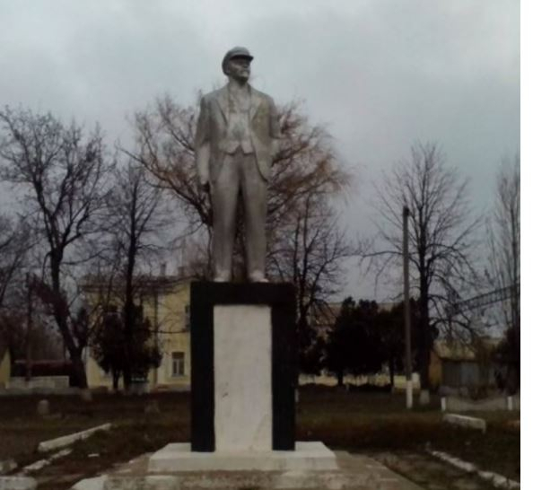 В поселке Затишье Захарьевского района Одесской области обезглавили последний памятник Владимиру Ленину в регионе. 