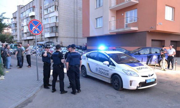 Во Львове жители ул. Кондукторской в ​​понедельник, 22 мая, перекрыли ее мусором, построив из него импровизированную баррикаду. 