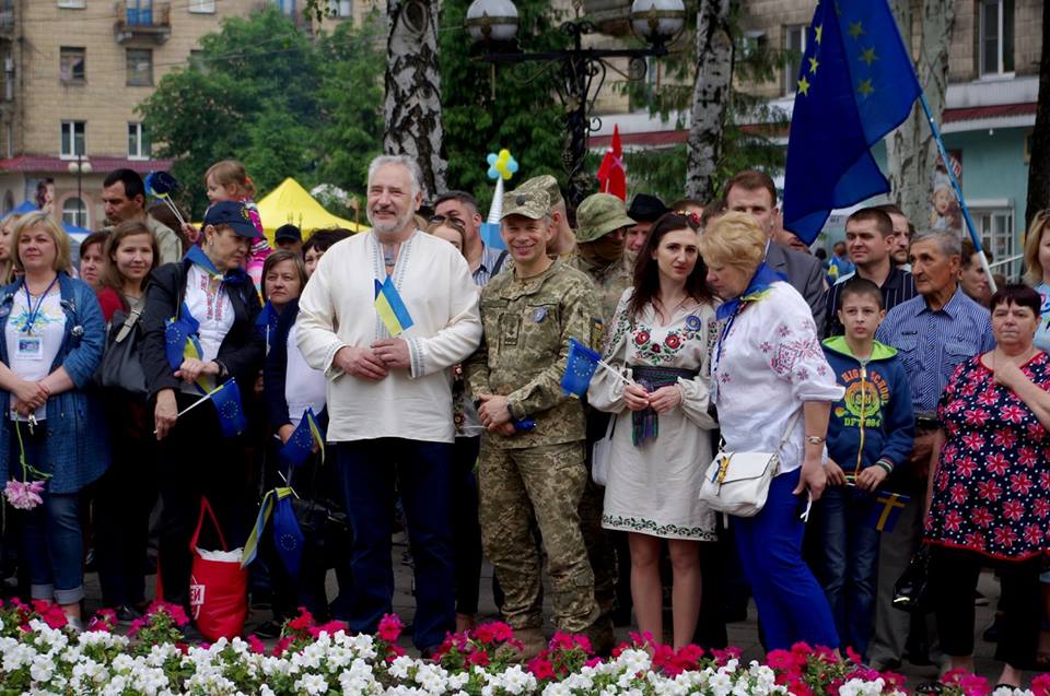 Празднование Дня Европы в Донецкой области перенесли из-за гибели в мае четырех жителей Авдеевки вследствие обстрилу11 июня, в первый день вступления в силу безвизового режима между Украиной и Европейским Союзом в городе Покровск Донецкой области отпраздновали День Европы.... 