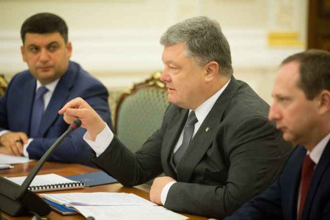 Президент Украины Петр Порошенко поручил Кабинету министров повысить пенсии и отменить их налогообложения и все ограничения для работающих пенсионеров. 