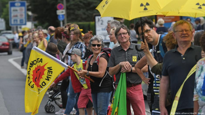 Активисты из Германии, Нидерландов и Бельгии объединились сегодня в "живую цепь" и требуют немедленно закрыть два реактора атомных электростанций в Бельгии. 