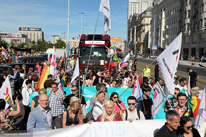 Парад равенства за права ЛГБТ, прошедший в Варшаве в субботу, собрал 50 тысяч человек. 