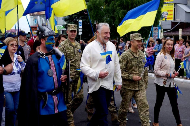 Празднование Дня Европы в Донецкой области перенесли из-за гибели в мае четырех жителей Авдеевки вследствие обстрилу11 июня, в первый день вступления в силу безвизового режима между Украиной и Европейским Союзом в городе Покровск Донецкой области отпраздновали День Европы.... 