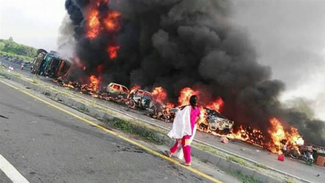 По меньшей мере 123 человека сгорели заживо и десятки получили травмы в результате возгорания и взрыва нефтевозы вблизи Бахавалпура в провинции Панджаб в Пакистане. 