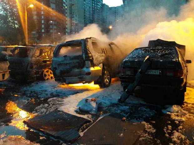 В Киеве ночью произошел пожар на автомобильной стоянке на улице Данькевича, в результате которой несколько машин сгорели и получили повреждения. 