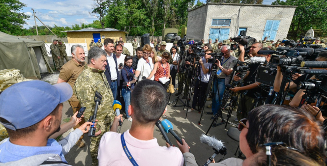 Президент Украины Петр Порошенко подчеркивает важность обеспечения украинских военных всеми возможностями противодействия российской агрессии. 