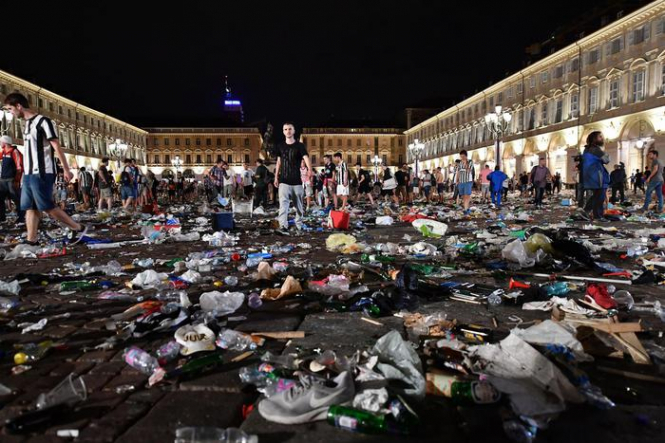 В Италии в результате давки, возникшей на площади Сан-Карло в Турине во время трансляции футбольного матча "Ювентус" - "Реал", пострадали более 600 болельщиков, в том числе дети. 