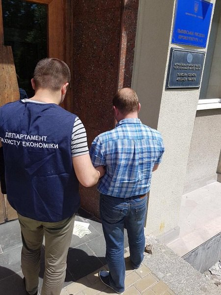 Во Львовской области задержали директора предприятия по подозрению в попытке дать взятку местным прокурорам за содействие в закрытии уголовного дела о хищении средств, выделенных на реконструкцию улицы города. 